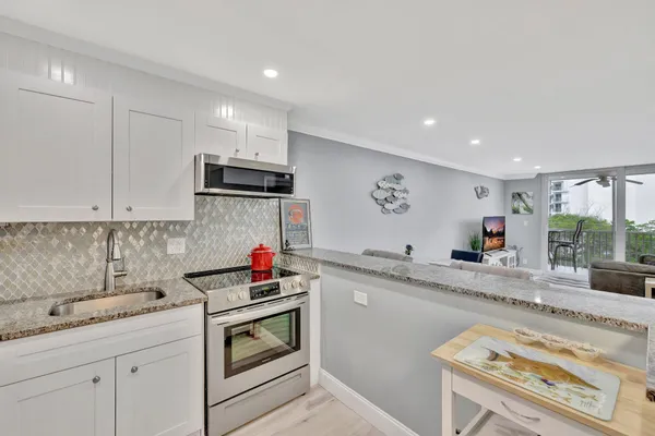 $269,000 | 1505 North Riverside Drive, Unit 507, Pompano Beach, FL 33062