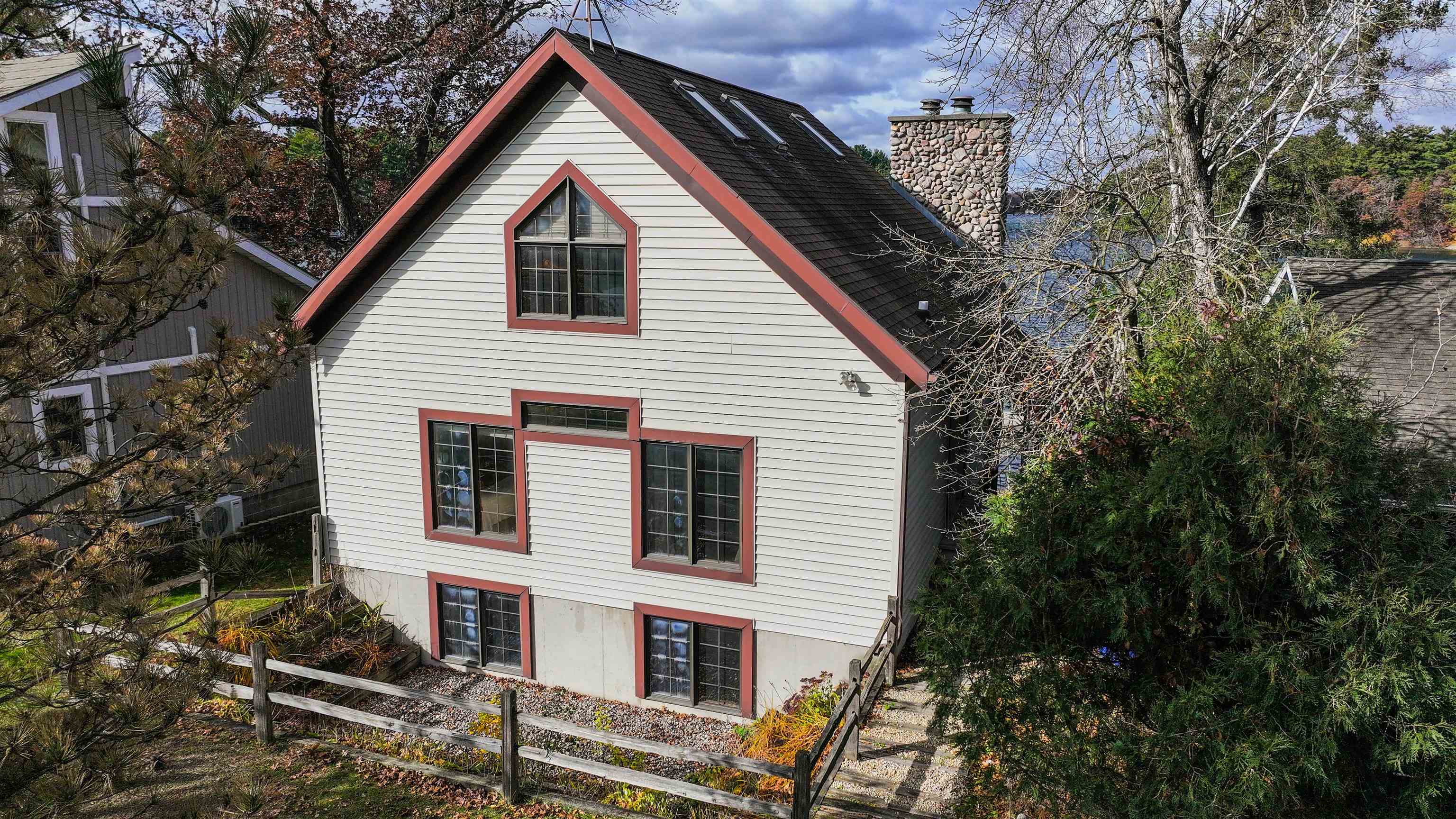 E1402 Grandview Road Waupaca, WI 54981 - Photo 4 of 47