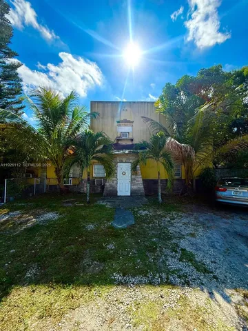 a view of a back yard of the house