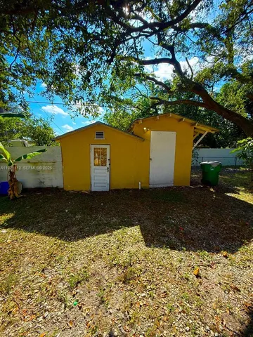 a view of backyard and trees