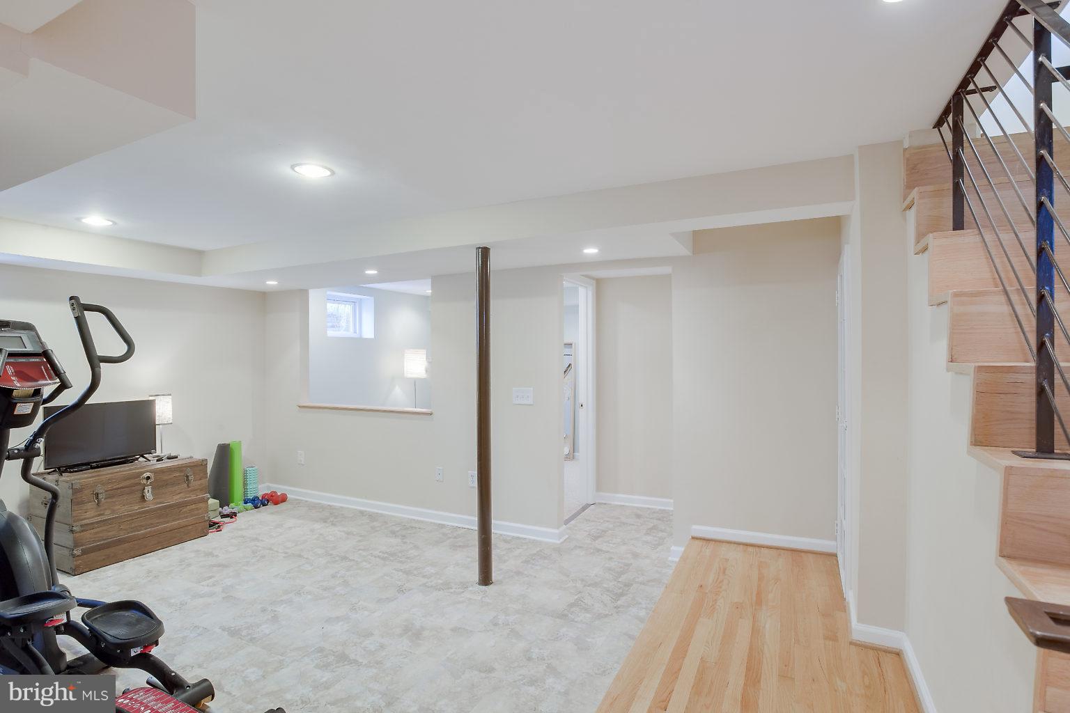 22 Dunmore Road Baltimore, MD 21228 - Photo 20 of 30 Family Room