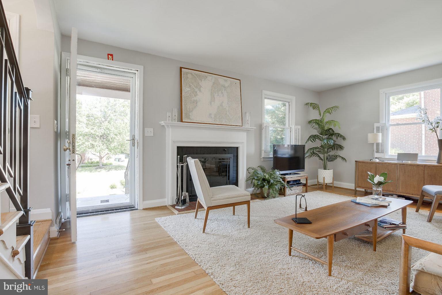 22 Dunmore Road Baltimore, MD 21228 - Photo 3 of 30 Bright and Spacious Living Room