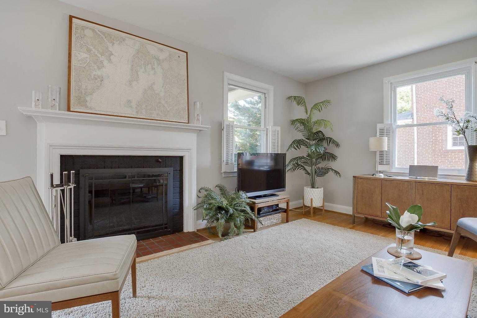 22 Dunmore Road Baltimore, MD 21228 - Photo 5 of 30 Bright and Airy Living Room