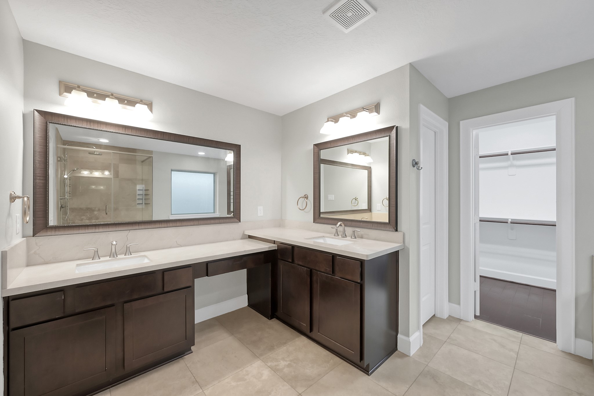 351 West 26th Street Houston, TX 77008 - Photo 27 of 45 Discover the luxury of convenience with this primary bath featuring elegant double sinks, perfect for a harmonious start to your day.