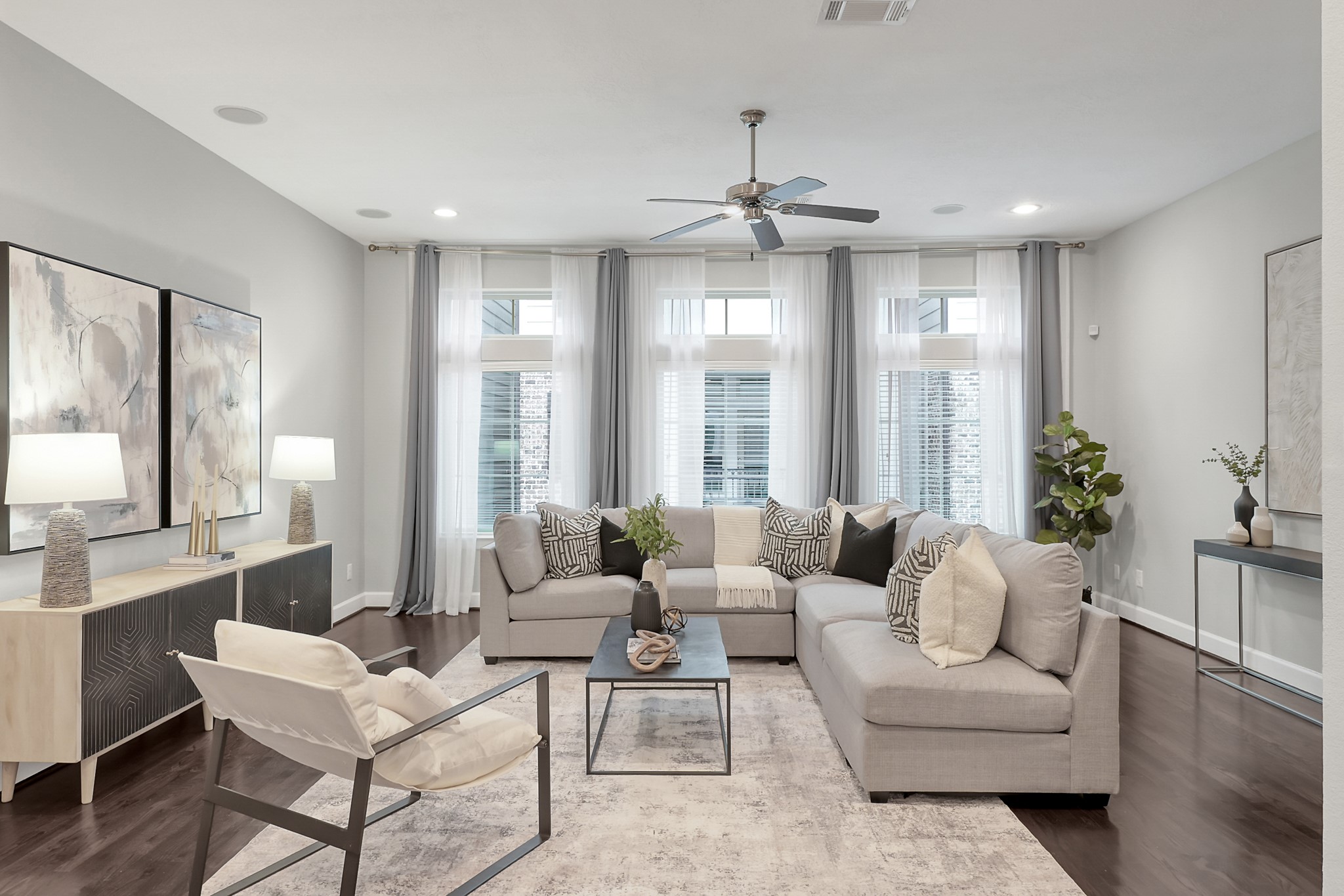 351 West 26th Street Houston, TX 77008 - Photo 4 of 45 Spacious living room with dimmer lighting.