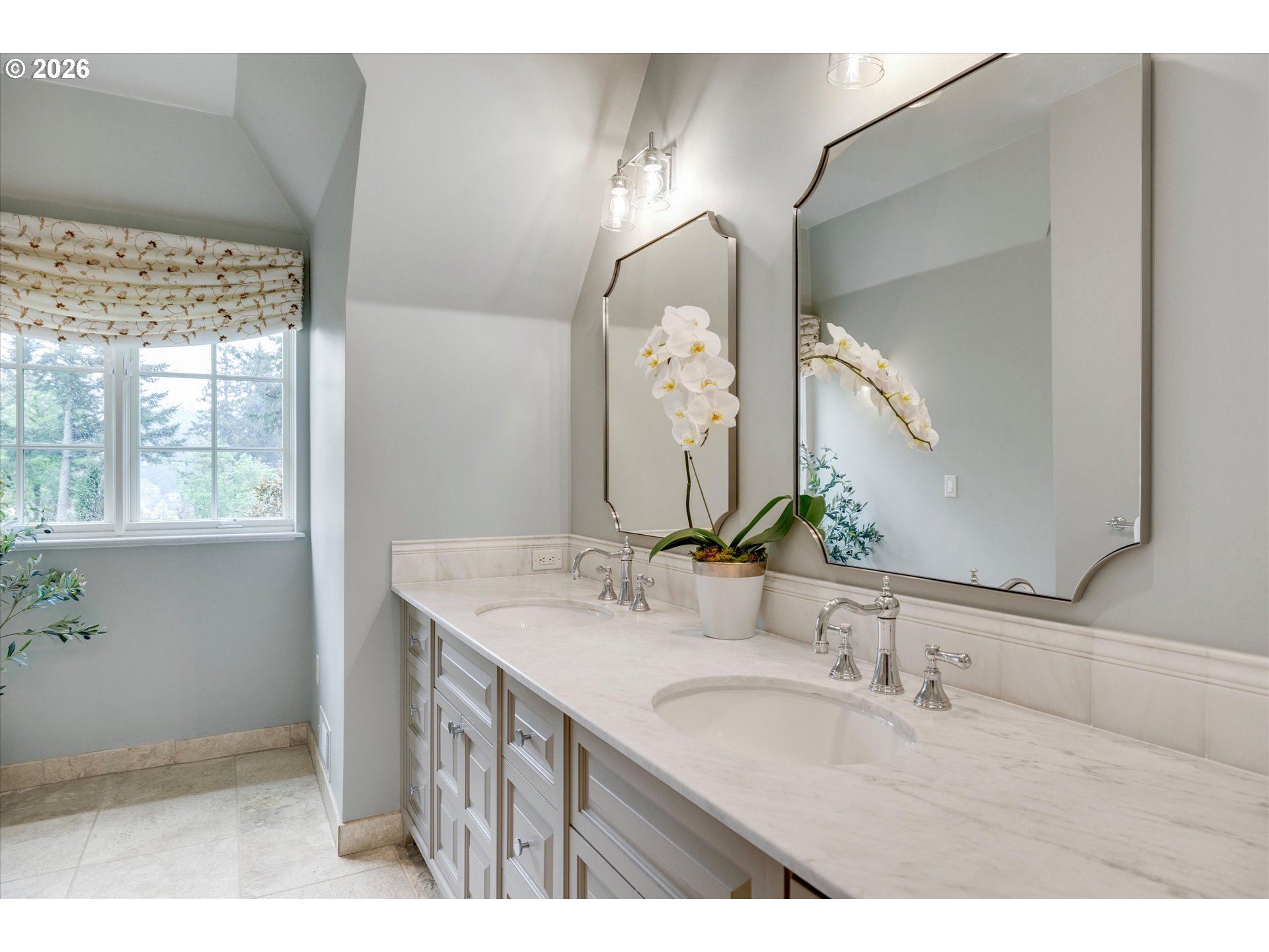 1011 Troon Road Lake Oswego, OR 97034 - Photo 25 of 41 Owner's Suite Bathroom