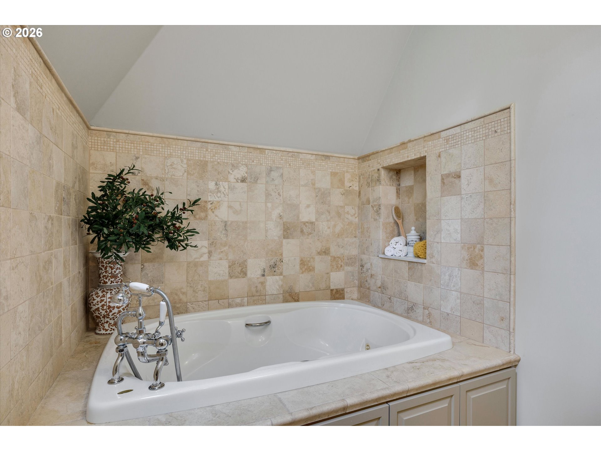 1011 Troon Road Lake Oswego, OR 97034 - Photo 26 of 41 Owner's Suite Bathroom