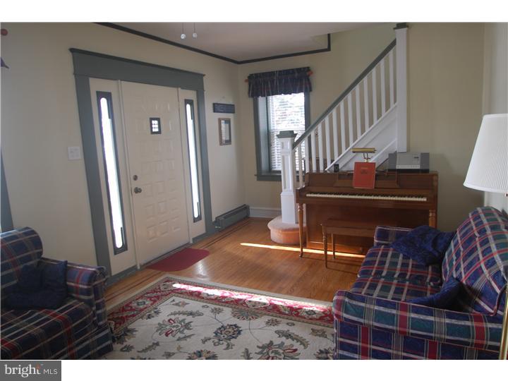 115 Ridley Drive Wallingford, PA 19086 - Photo 5 of 25 Living Room