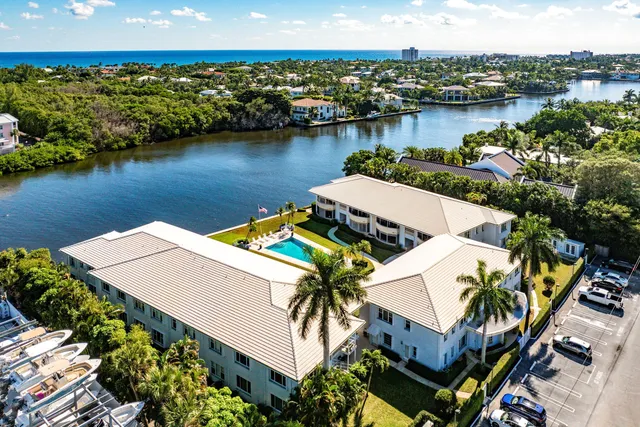 an aerial view of a house with outdoor space and lake view