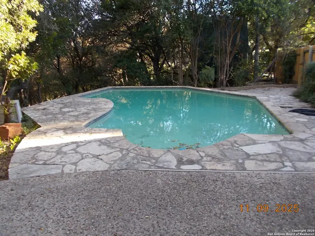 a view of entryway with outdoor area