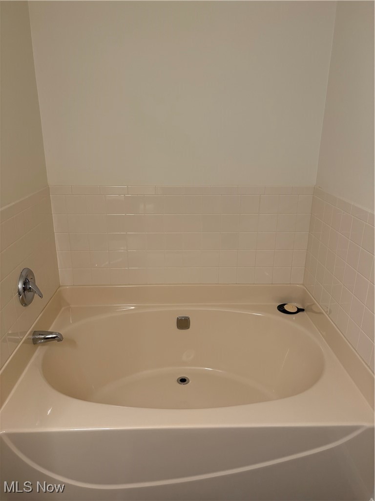 6695 Clingan Road, Unit 24 Youngstown, OH 44514 - Photo 15 of 26 Full bathroom featuring a bath
