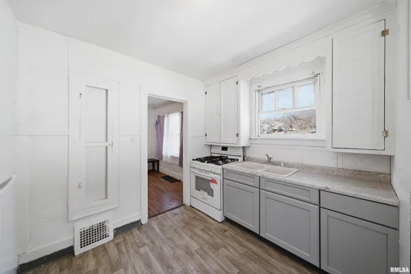 $42,500 | 1419 West John H Gwynn Jr Avenue, Peoria, IL 61605