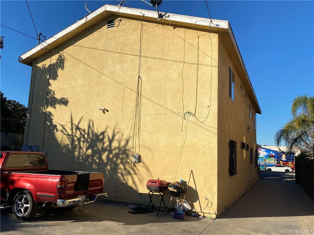 8420 South Broadway Los Angeles, CA 90003 - Photo 11 of 19 a view of a car park in front of house