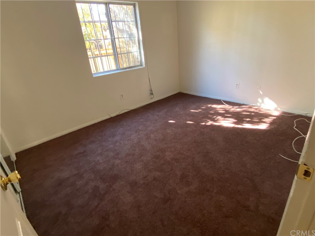8420 South Broadway Los Angeles, CA 90003 - Photo 16 of 19 an empty room with a window