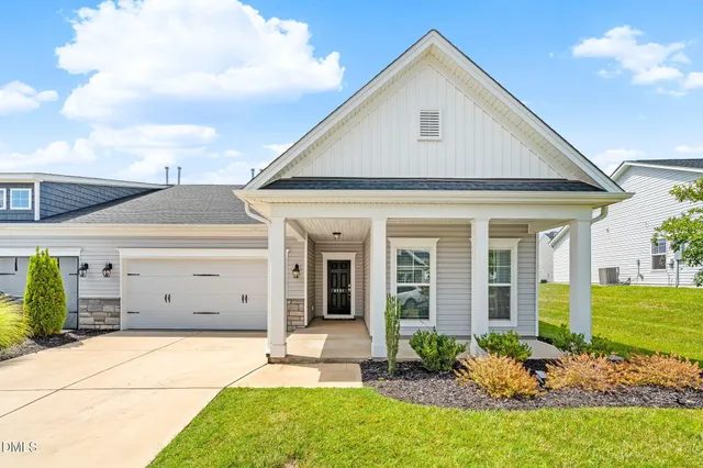 a view of a house with backyard