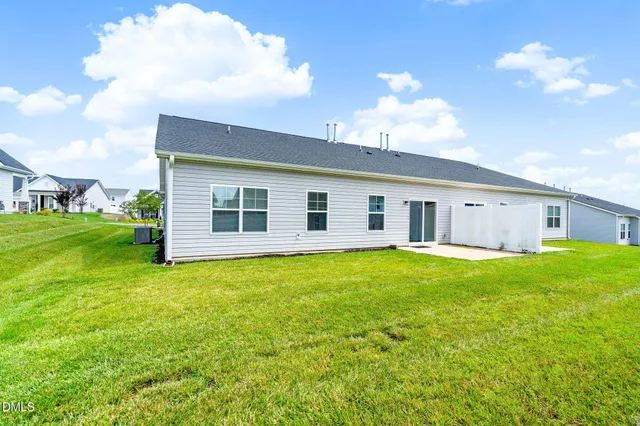 a view of a yard with a house