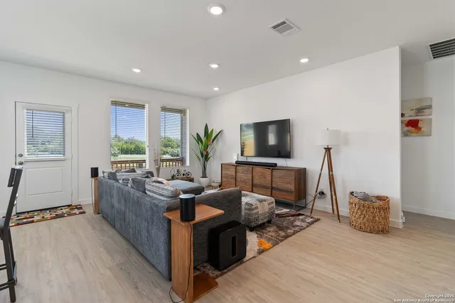 $2,000 | 5708 Basil Chase, St. Hedwig, TX 78152