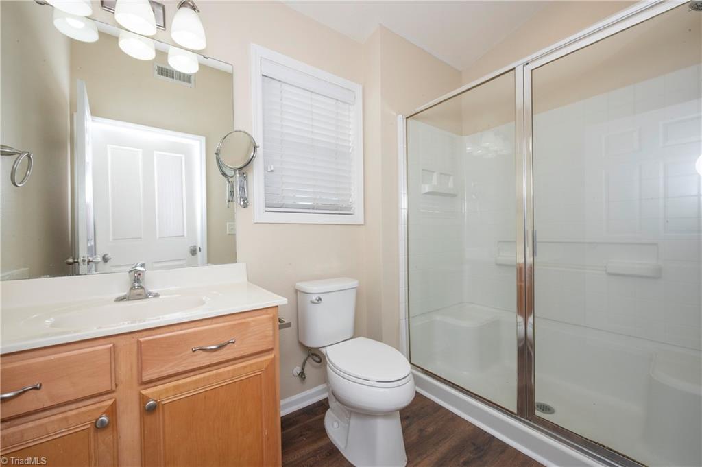156 Pinewood Lane, Unit 101 Bermuda Run, NC 27006 - Photo 13 of 31 Full bath on main level (primary)