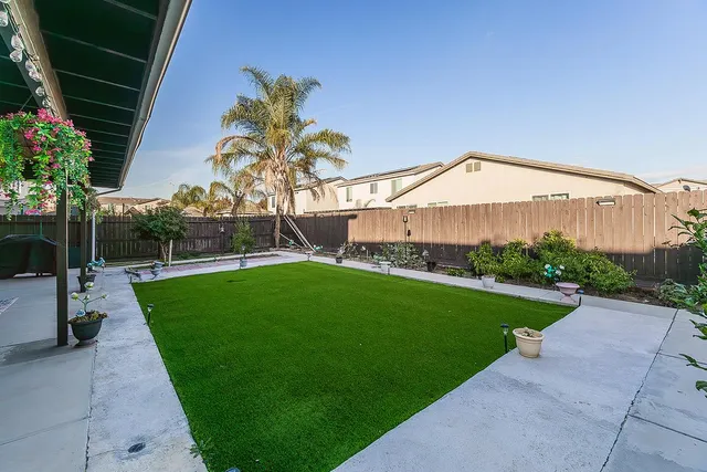 a view of a house with backyard and a garden