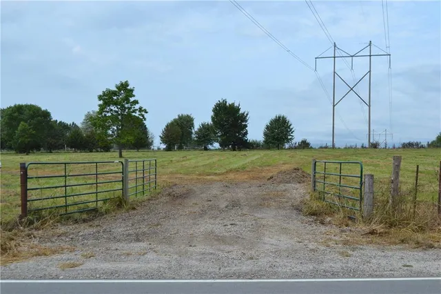 $130,000 | 319-th West 319-th W Old Kc Road Street, Paola, KS 66071