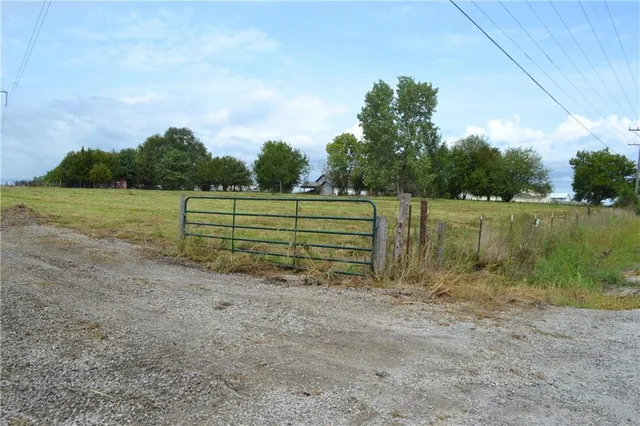 $130,000 | 319-th West 319-th W Old Kc Road Street, Paola, KS 66071