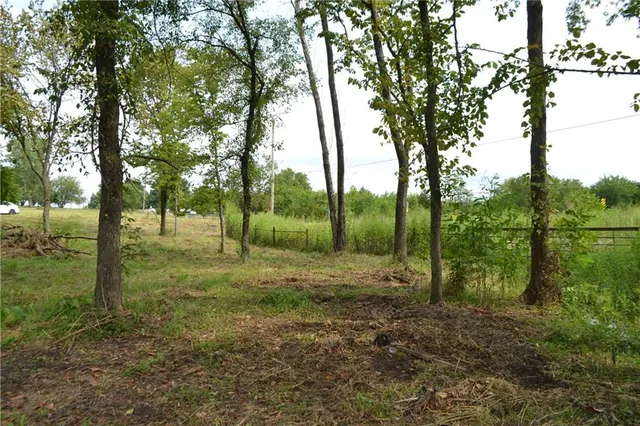 $130,000 | 319-th West 319-th W Old Kc Road Street, Paola, KS 66071