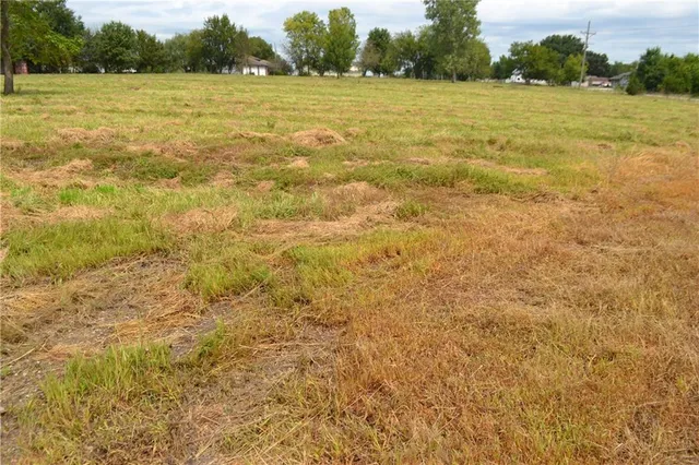 $130,000 | 319-th West 319-th W Old Kc Road Street, Paola, KS 66071