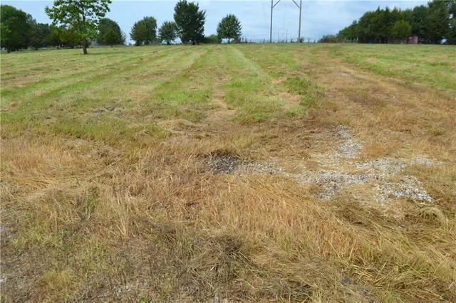 $130,000 | 319-th West 319-th W Old Kc Road Street, Paola, KS 66071