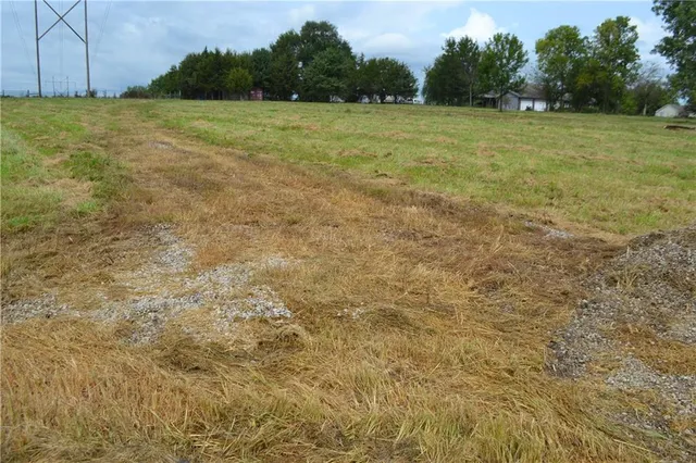 $130,000 | 319-th West 319-th W Old Kc Road Street, Paola, KS 66071