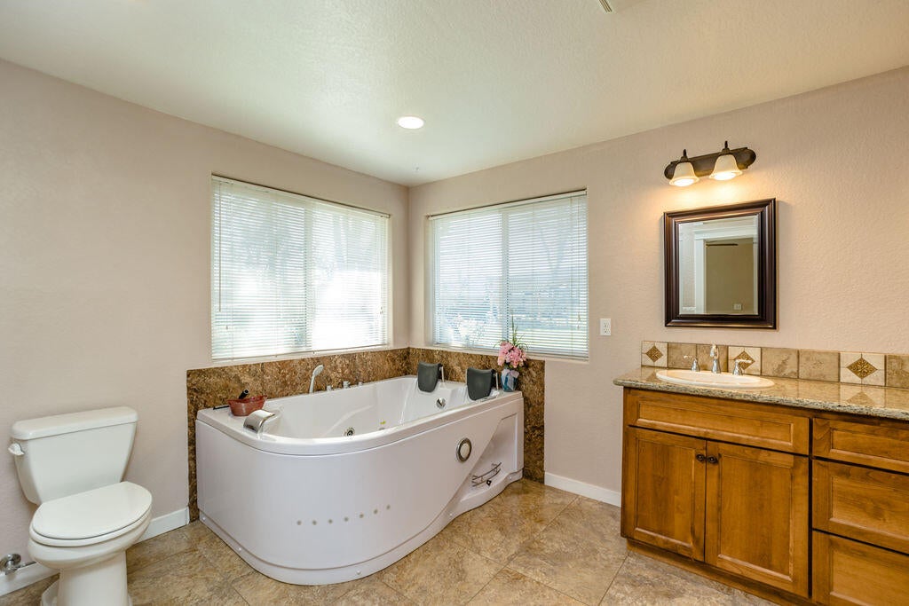 3149 Hanley Road Central Point, OR 97502 - Photo 14 of 47 Side-by-side two person jetted tub.