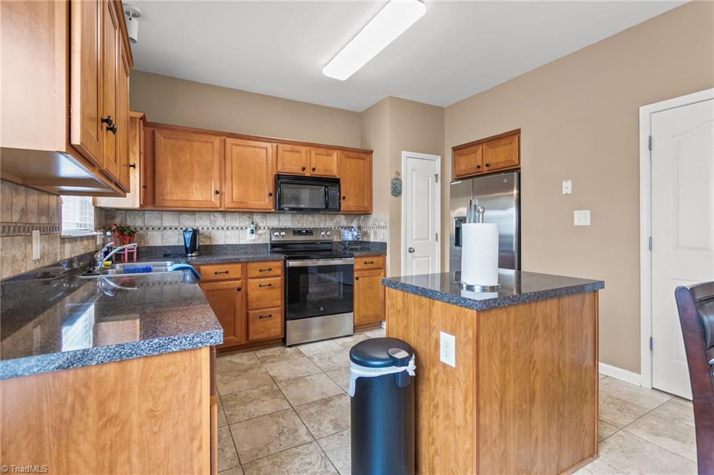 825 Hedgepath Terrace High Point, NC 27265 - Photo 9 of 19 Gallery Image 9