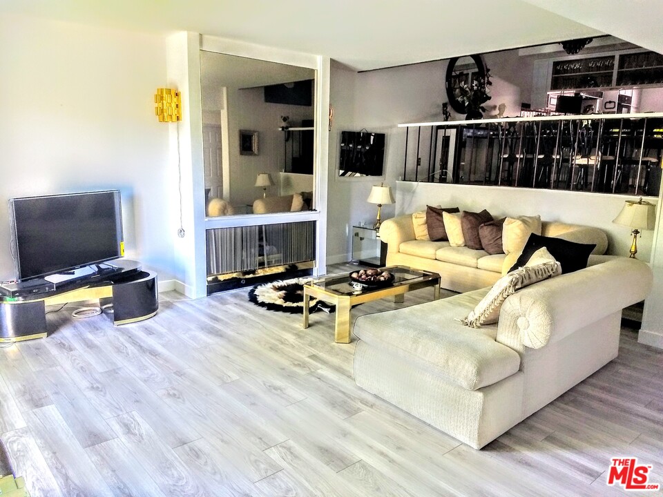 13229 Fiji Way, Unit D Marina del Rey, CA 90292 - Photo 2 of 12