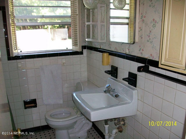 2785 Merwyn Road Jacksonville, FL 32207 - Photo 11 of 19 Full bath