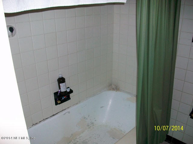 2785 Merwyn Road Jacksonville, FL 32207 - Photo 12 of 19 Tub in full bath