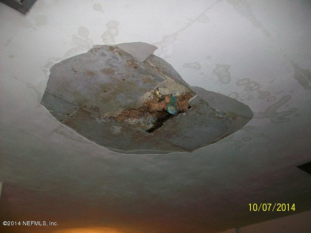 2785 Merwyn Road Jacksonville, FL 32207 - Photo 5 of 19 Ceiling in LR