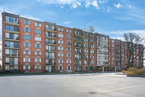 $275,000 | 2000 St Regis Drive, Unit 2B, Lombard, IL 60148