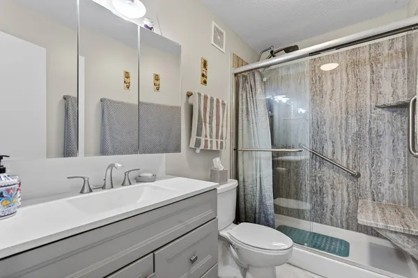 $275,000 | 2000 St Regis Drive, Unit 2B, Lombard, IL 60148