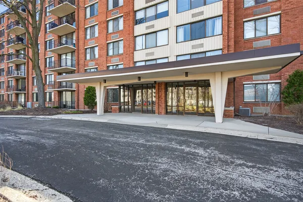 $275,000 | 2000 St Regis Drive, Unit 2B, Lombard, IL 60148