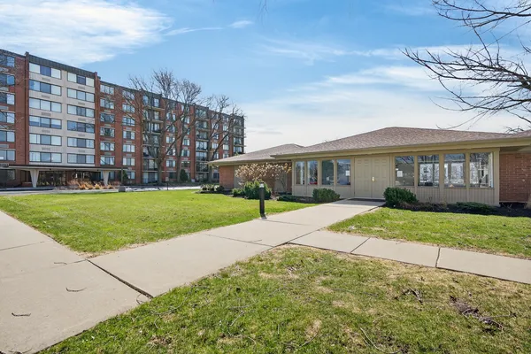 $275,000 | 2000 St Regis Drive, Unit 2B, Lombard, IL 60148