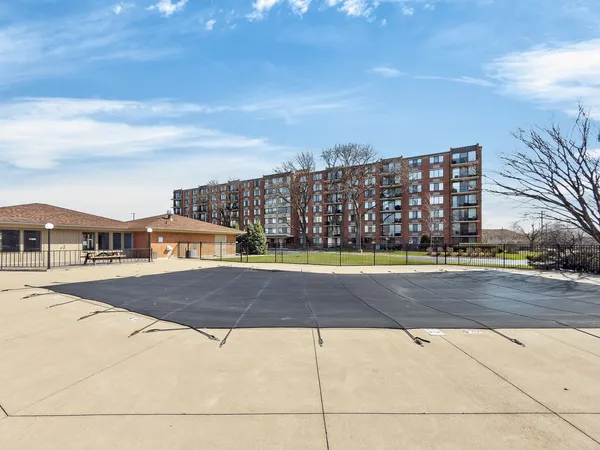 $275,000 | 2000 St Regis Drive, Unit 2B, Lombard, IL 60148