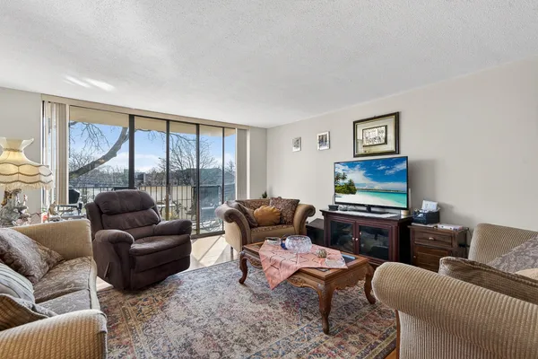 $275,000 | 2000 St Regis Drive, Unit 2B, Lombard, IL 60148
