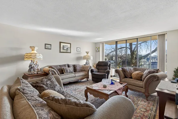 $275,000 | 2000 St Regis Drive, Unit 2B, Lombard, IL 60148