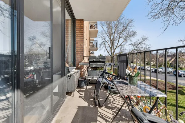 $275,000 | 2000 St Regis Drive, Unit 2B, Lombard, IL 60148