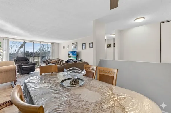 $275,000 | 2000 St Regis Drive, Unit 2B, Lombard, IL 60148