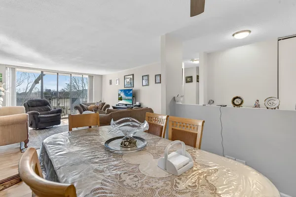$275,000 | 2000 St Regis Drive, Unit 2B, Lombard, IL 60148