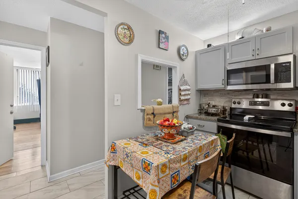 $275,000 | 2000 St Regis Drive, Unit 2B, Lombard, IL 60148