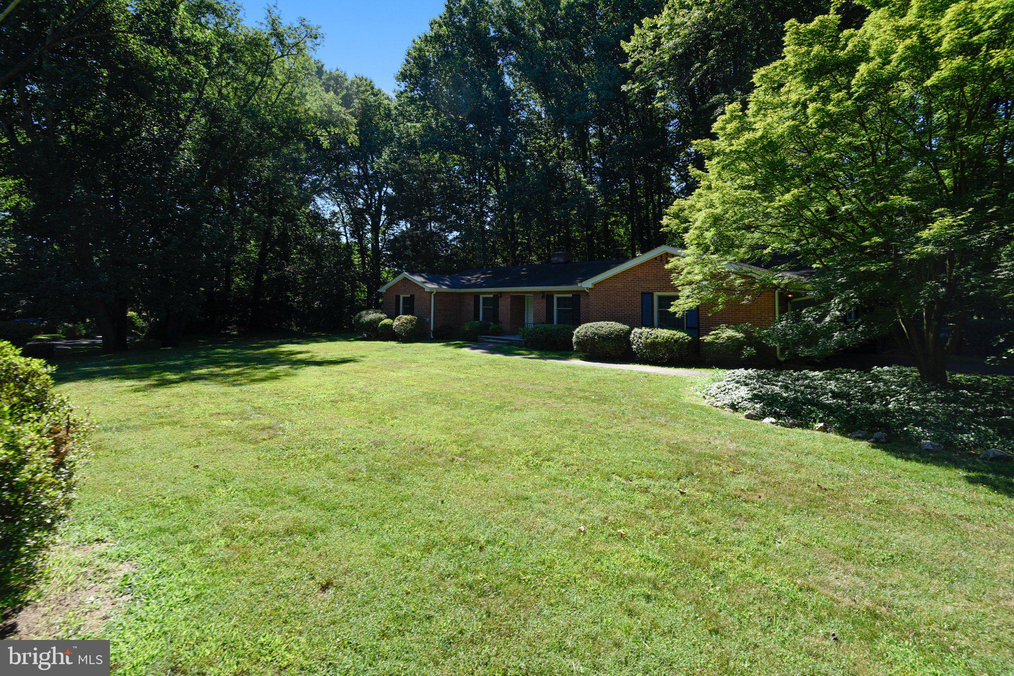 2025 Post Road Vienna, VA 22181 - Photo 3 of 24 Front Yard