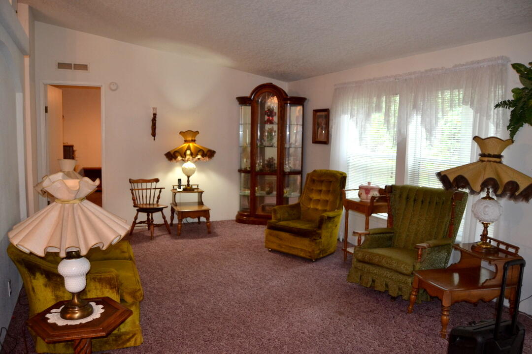 1922 Upper Applegate Road Jacksonville, OR 97530 - Photo 5 of 28 Living room