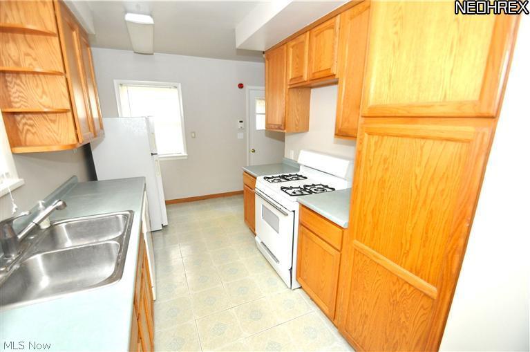 1040 Pennfield Road Cleveland, OH 44121 - Photo 8 of 18