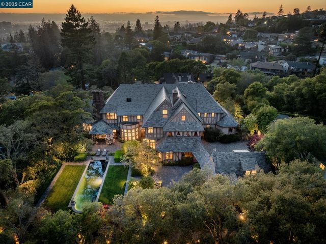 a black and white photo of a living room